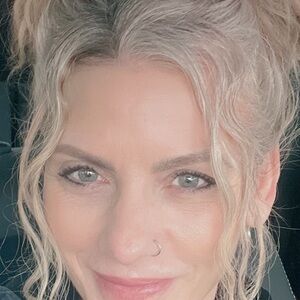 Meet your Posher, Deedee